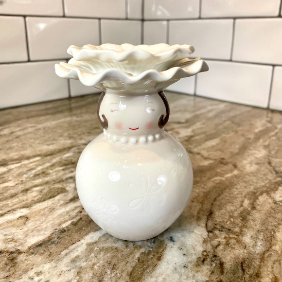 Grasslands Road Regal Lady in White with Pearls; White Flower Hat Bud Vase - Picture 1 of 8